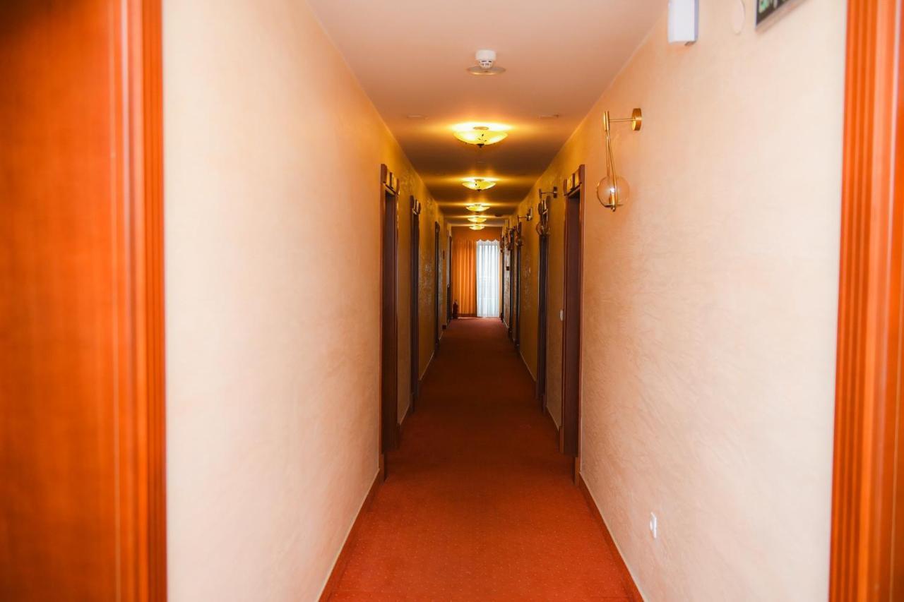 Hotel Marshal Nikšić Exteriör bild