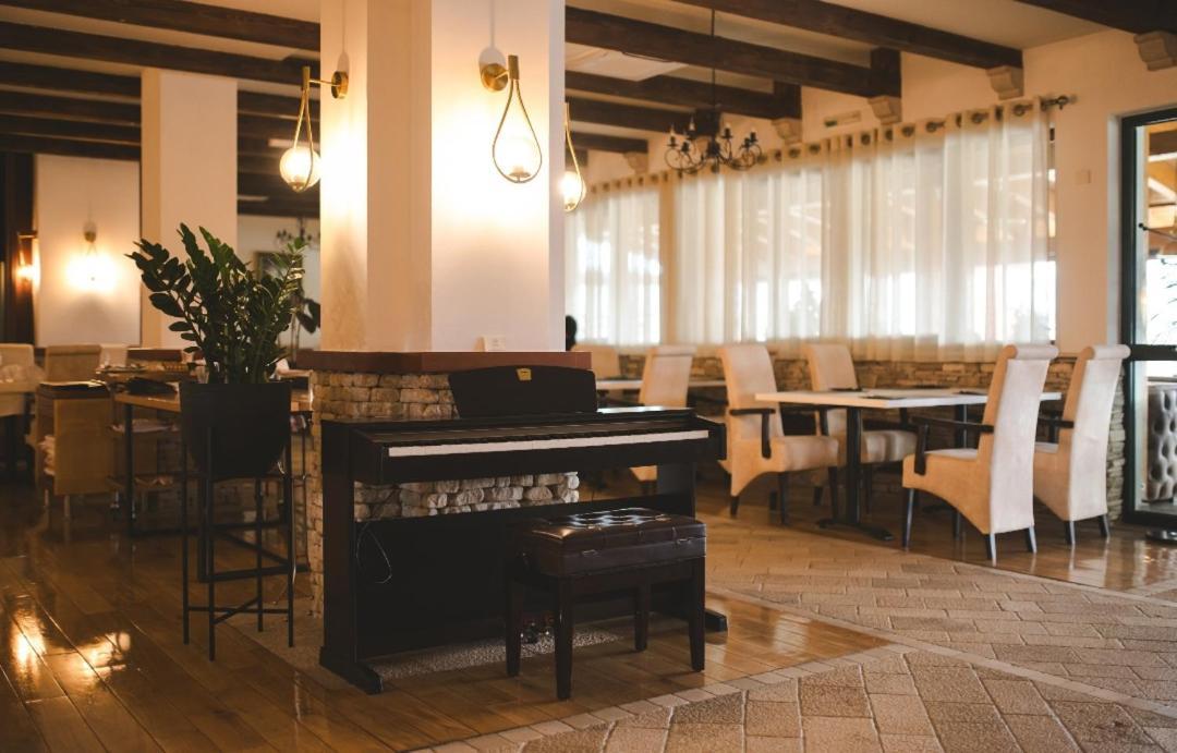 Hotel Marshal Nikšić Exteriör bild