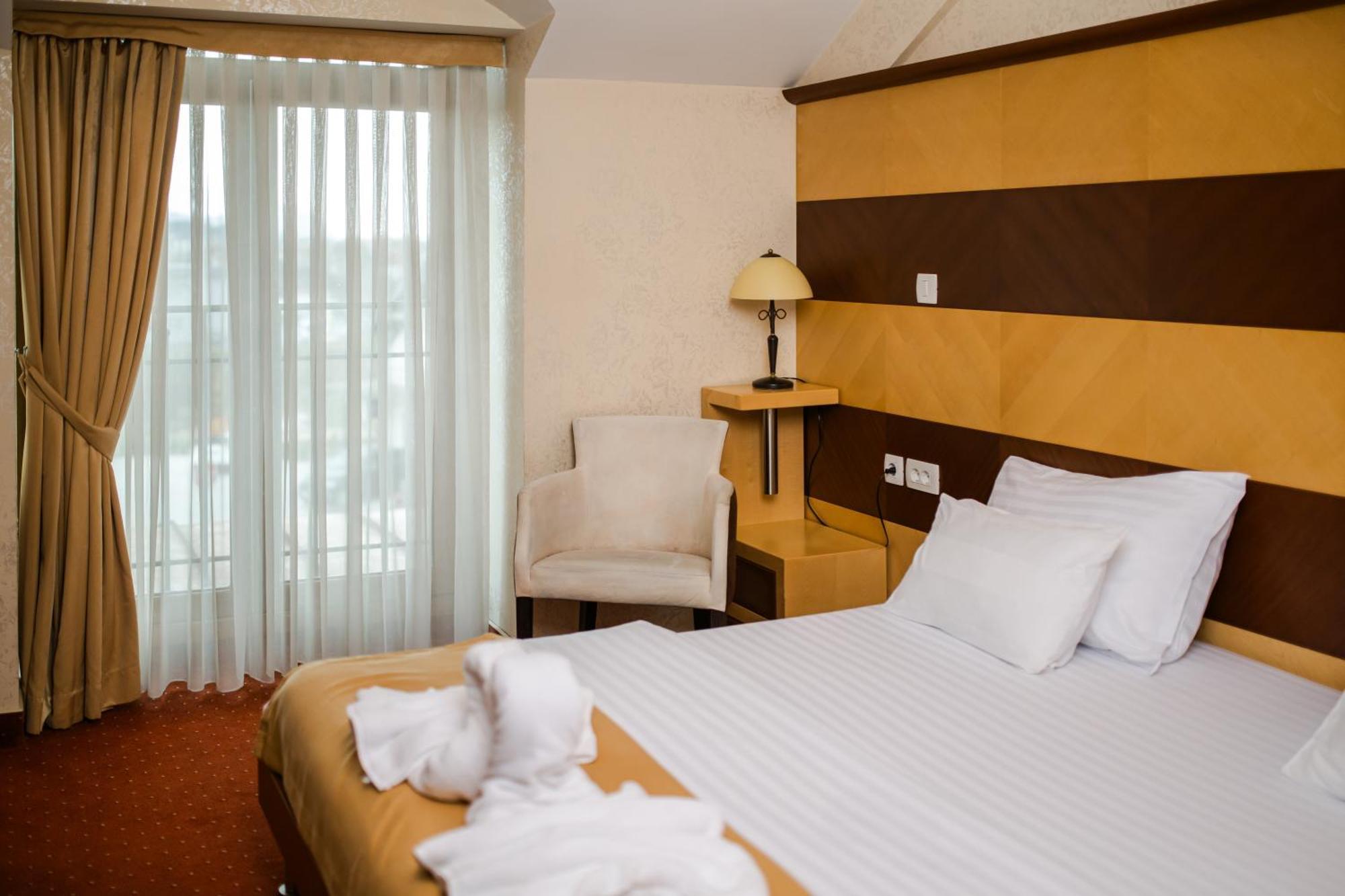 Hotel Marshal Nikšić Exteriör bild