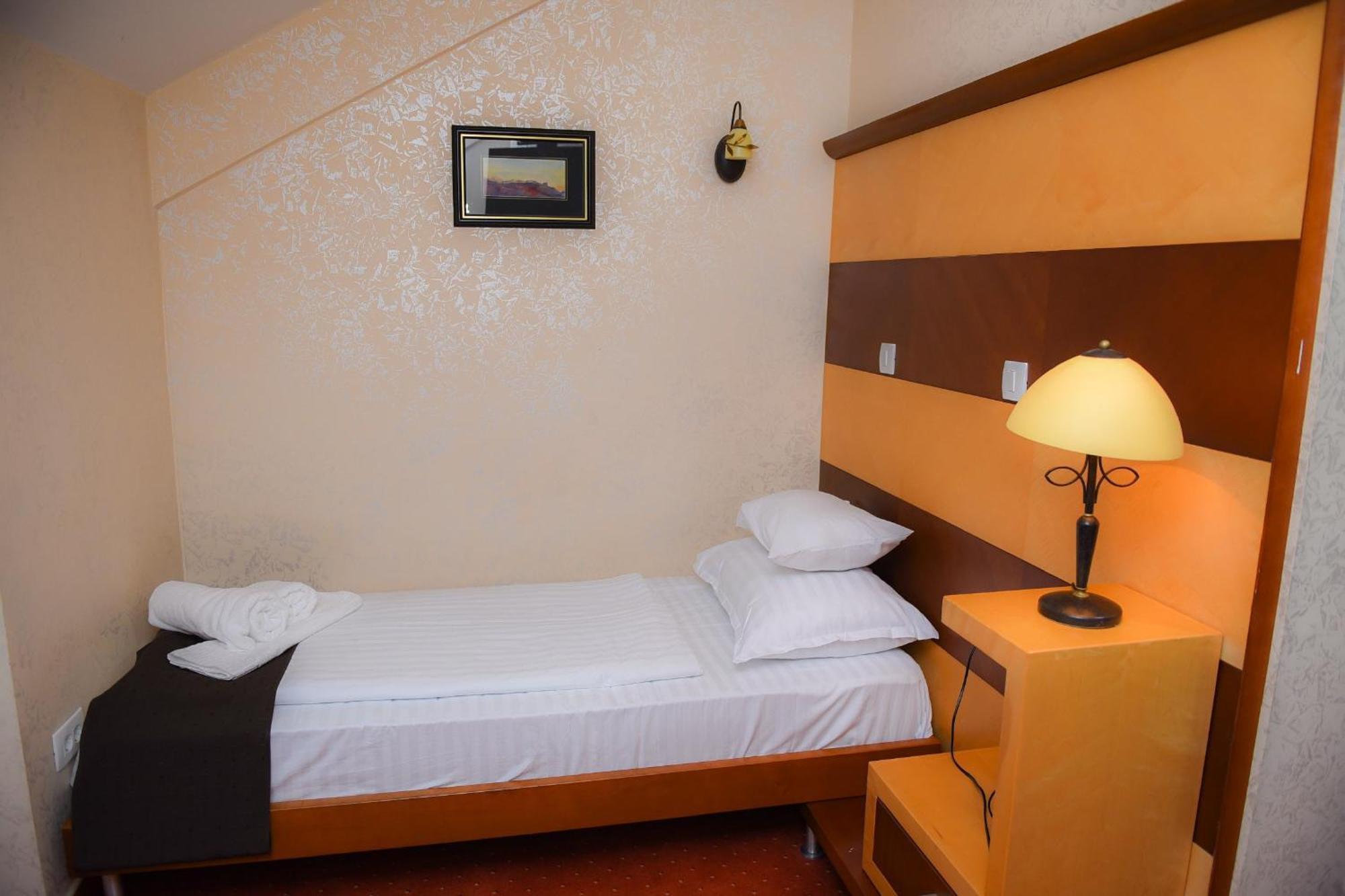 Hotel Marshal Nikšić Exteriör bild